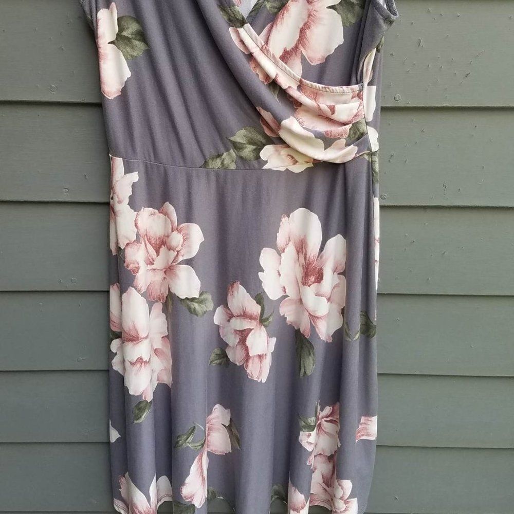 Kaileigh Gray Pink Floral Faux Wrap Dress Size Medium - Picture 9 of 9
